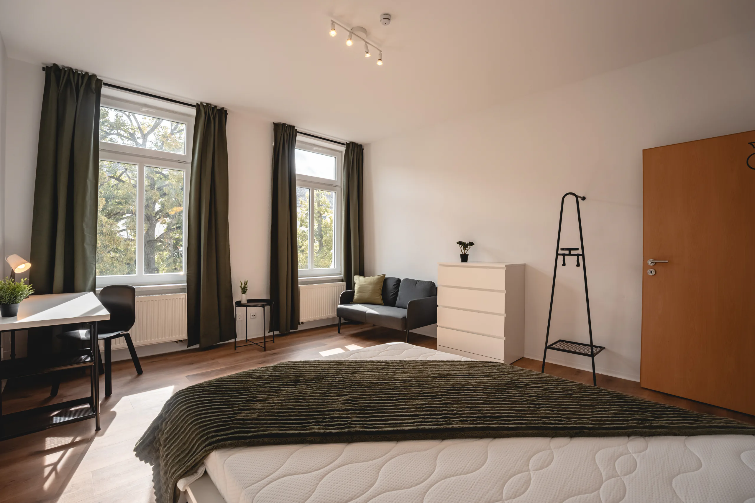 Helles WG-Zimmer mit Bett und Arbeitsplatz