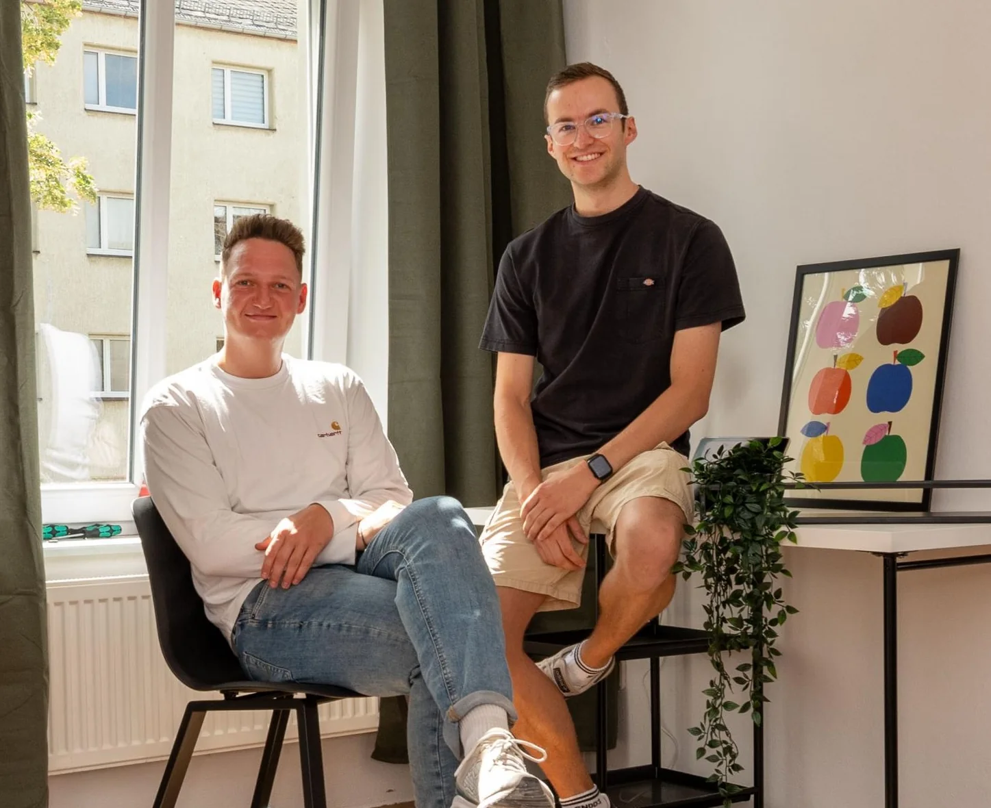 Die Gründer Florian Weiß und Moritz Gräßler in einem WG-Zimmer